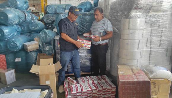 Autoridades incautan más de 50 mil cigarrillos de contrabando camuflados en una encomienda en Piura.