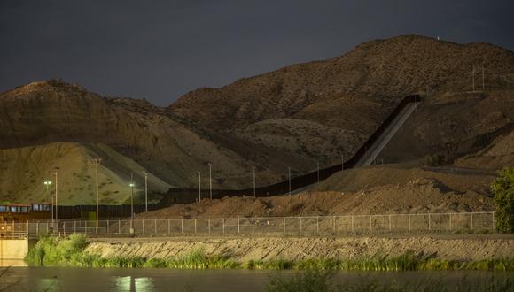 Imagen del 12 de setiembre del 2019, la valla "We Build the Wall", financiada con fondos privados, se representa en la frontera de Sunland Park, Nuevo México, y Ciudad Juárez. (Foto: Paul Ratje / AFP)