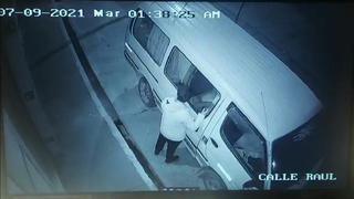 Cámara de seguridad captó el robo de objetos de un vehículo en Juliaca