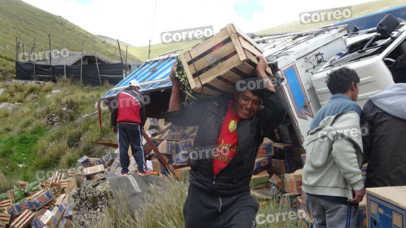 La Oroya: inescrupulosos saquean tráiler  accidentado