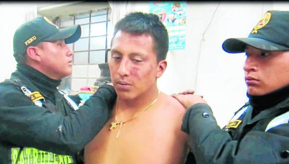 Policía ebrio golpea a colega y a su superior (VIDEO)