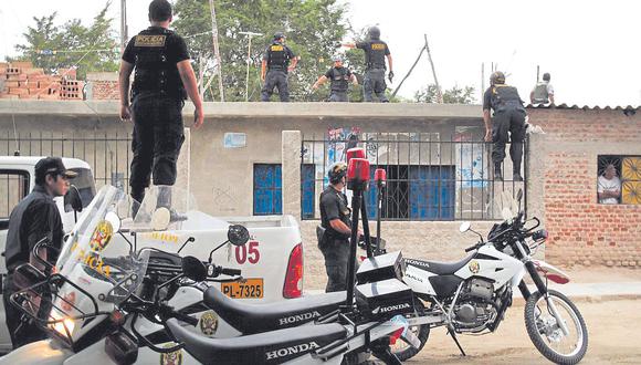 Durante el asalto, los delincuentes también arrastraron y dispararon a matar contra el acompañante de la empresaria, pues puso tenaz resistencia.