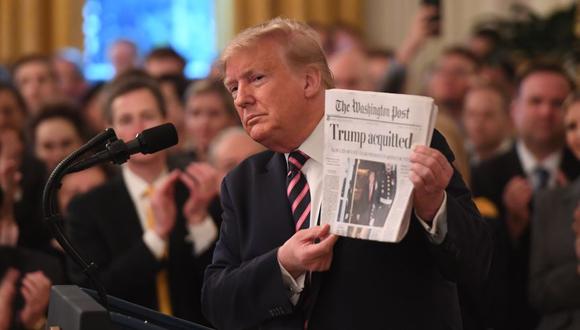 El presidente de los Estados Unidos, Donald Trump, sostiene un periódico que muestra un titular "Acusado" mientras habla sobre su juicio político en el Senado Este de la Casa Blanca en Washington. (Foto: AFP).