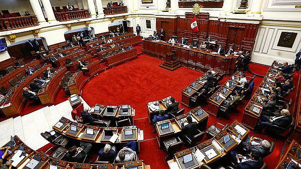 Más de la mitad de peruanos no se identifica con ningún partido político