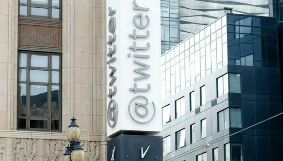 El letrero de Twitter se ve en el exterior de la sede de Twitter en San Francisco, California, el 28 de octubre de 2022. (Foto de Constanza HEVIA / AFP)