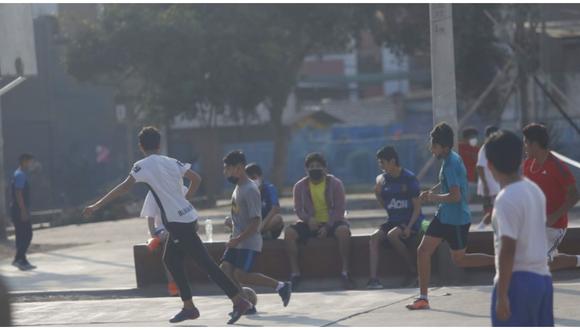 Jóvenes juegan ‘pichanga’ en La Victoria en plena inmovilización social por COVID-19. (Fotos: Cesar Bueno/ @ photo.gec)