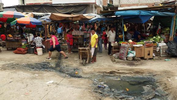Tumbes: Malestar por aguas servidas en pleno mercado de Aguas Verdes
