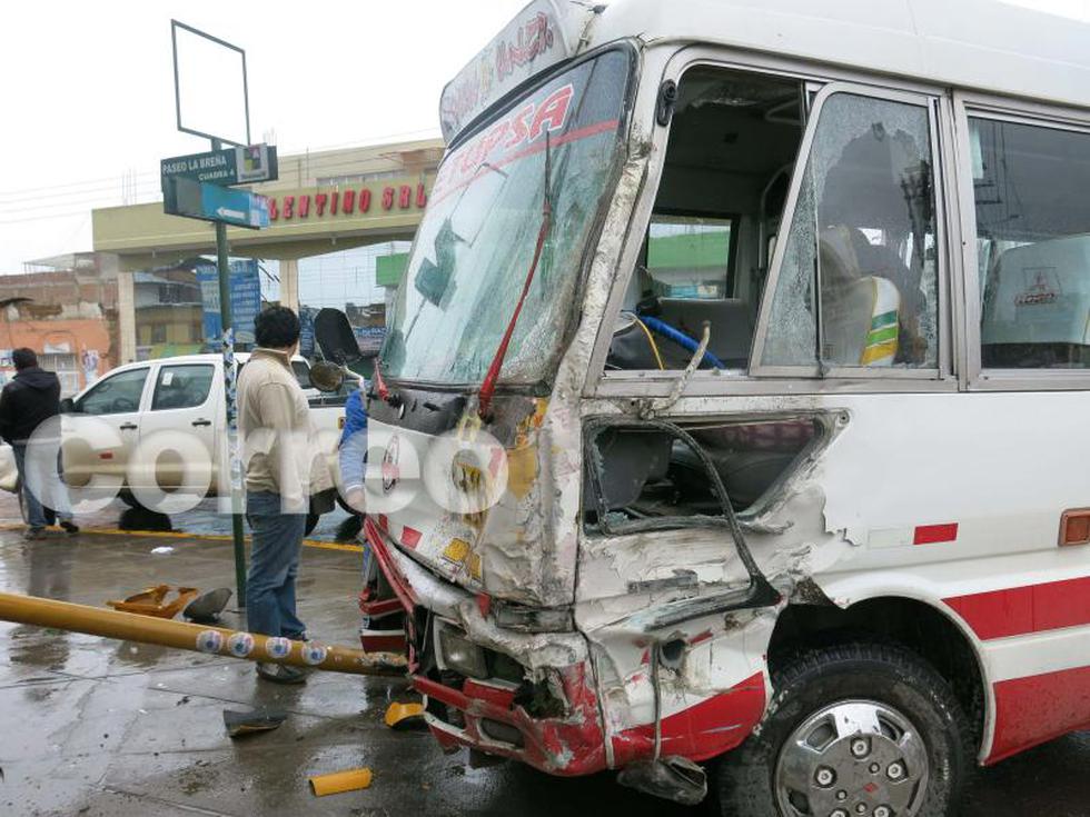 Couster choca y destroza semáforo y pared de institución educativa
