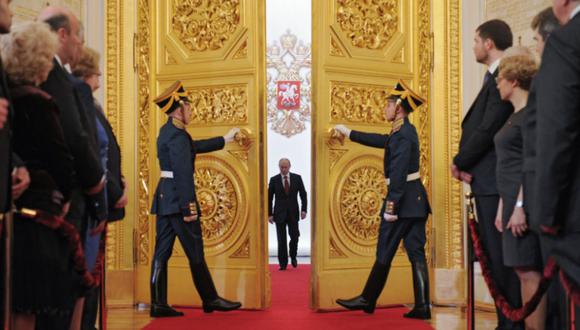 El "paso de pistolero" de Vladimir Putin se debe a su pasado de espía y no al Parkinson