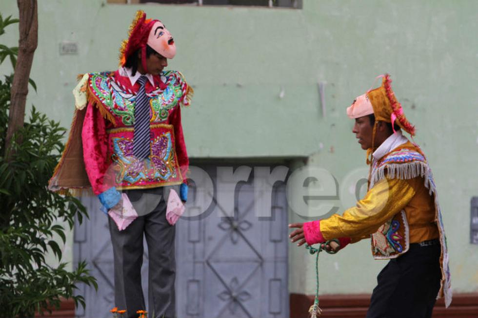 Beben sangre y lavan entrañas de toro en festividad (FOTOS)