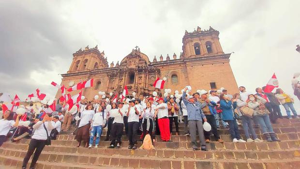 Cusqueños ask for peace on their knees (PHOTOS)