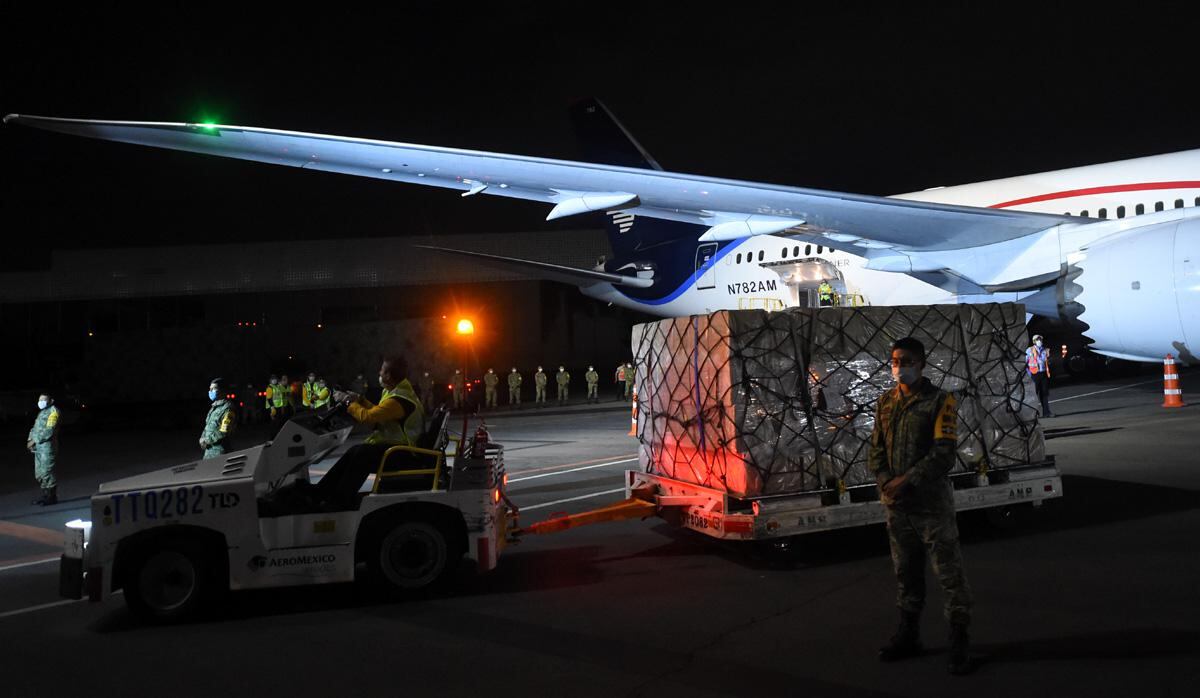 Una carga con equipo de protección personal enviada por China a México como ayuda para combatir la nueva pandemia de coronavirus COVID-19 se descarga desde un avión al aterrizar en el aeropuerto de la Ciudad de México. (Foto: AFP/Pedro Pardo)