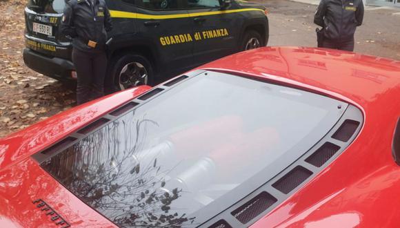 n joven italiano ha sido detenido por la policía de Asti (noroeste de Italia) acusado de falsificar este Ferrai F430, que construyó artesanalmente a partir de un coche de la marca Toyota al que había modificado la carrocería y la apariencia exterior. (Foto de EFE/ Guardia de Finanzas italiana)