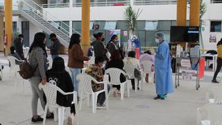 Población de Huancayo se vacuna para que no les impidan ingreso a locales cerrados