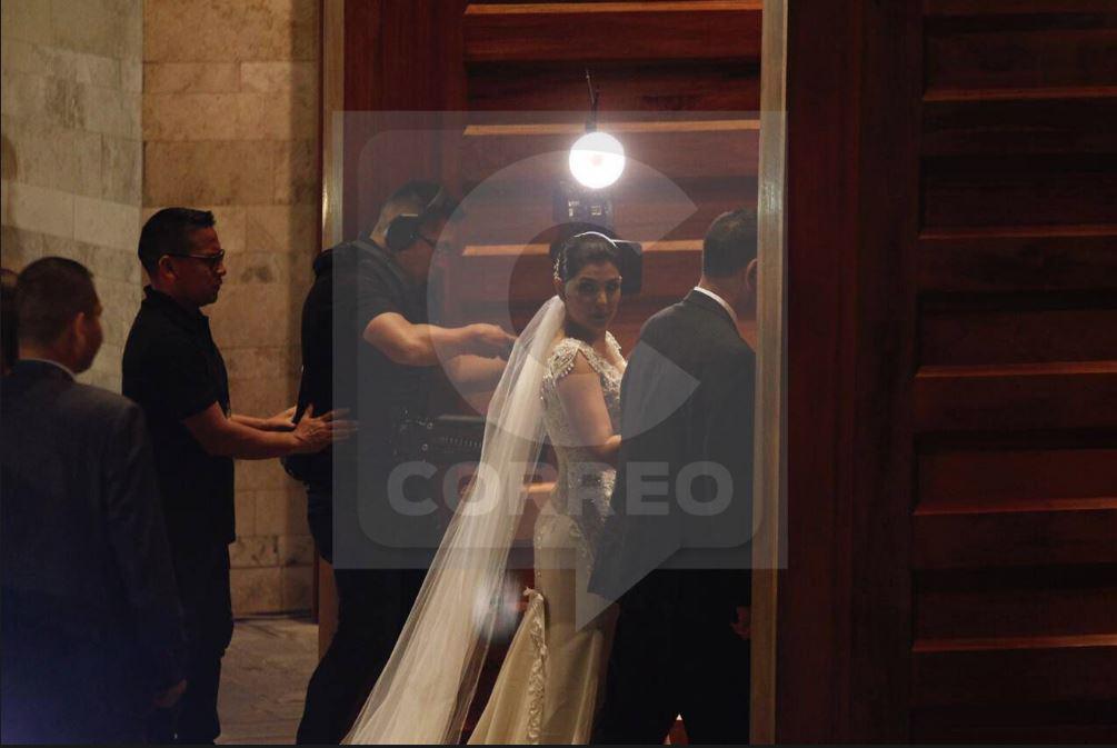 Así fue la llegada de Ana Siucho a la iglesia donde se casa con Edison Flores