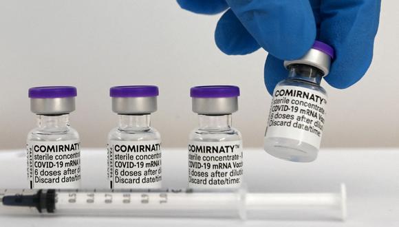 La vacuna de Pfizer, desde hoy conocida como Comirnaty, obtuvo la autorización para uso de emergencia en EE.UU. a mediados de diciembre para los mayores de 16 años, y fue ampliada en mayo para los mayores de 12. (Christof STACHE / AFP).
