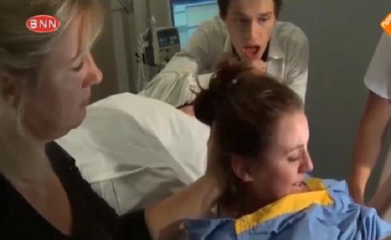 YouTube: Padre asiste al nacimiento de su primer hijo y no creerás lo que pasó