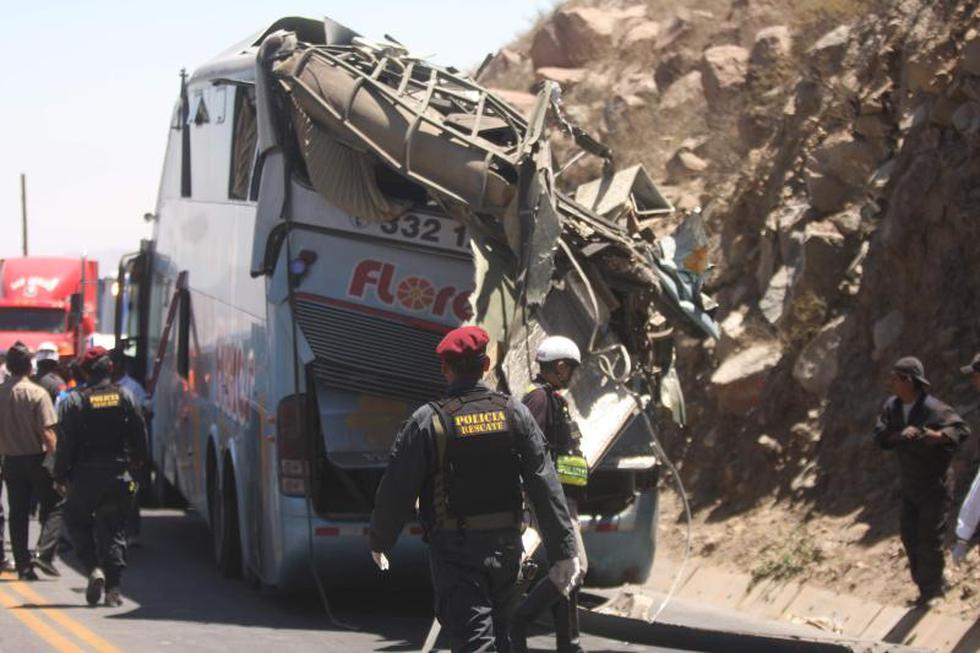 Bus cae a abismo de 100 metros y mueren al menos 8 personas