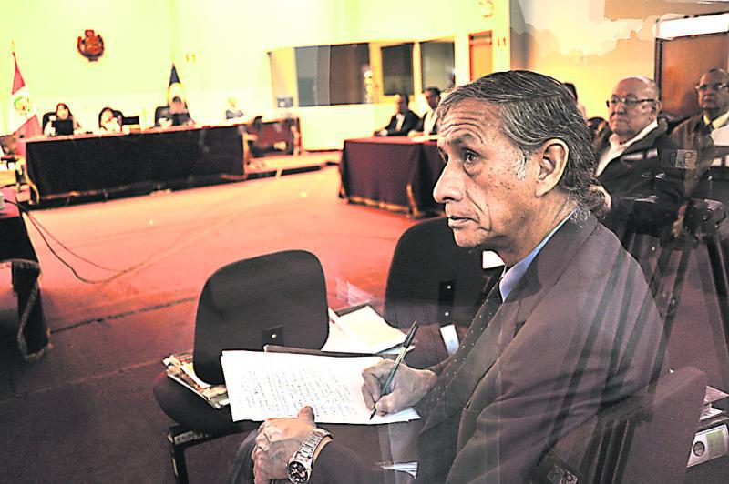 Juzgado embarga bienes de Roberto Huamán Azcurra