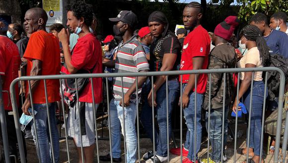 Cientos de migrantes de Venezuela, Haití y Centroamérica -que antes se dirigían a Estados Unidos- esperan en fila para tramitar su estatus de refugiado en la Comisión Mexicana de Atención a Refugiados (COMAR), en Tapachula, estado de Chiapas, México, el 7 de noviembre de 2022 (Foto por AFP)