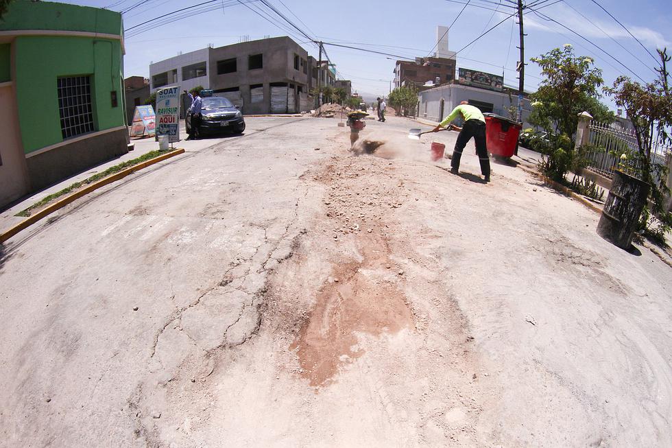Problemas en Miraflores y Cerro Colorado por pistas malogradas (FOTOS)