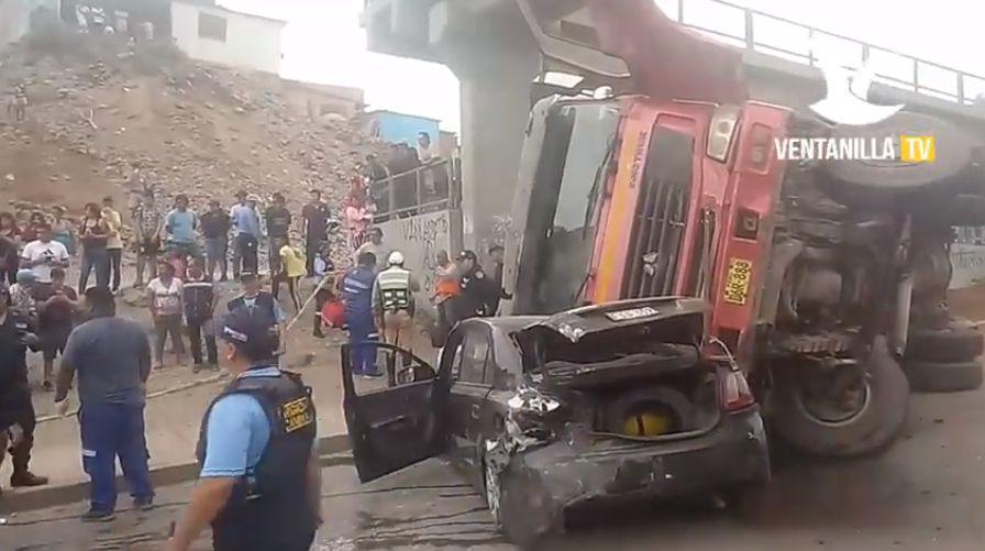 El accidente se reportó a la altura del puente peatonal ubicado en la avenida Néstor Gambetta. (Captura: Ventanilla TV)