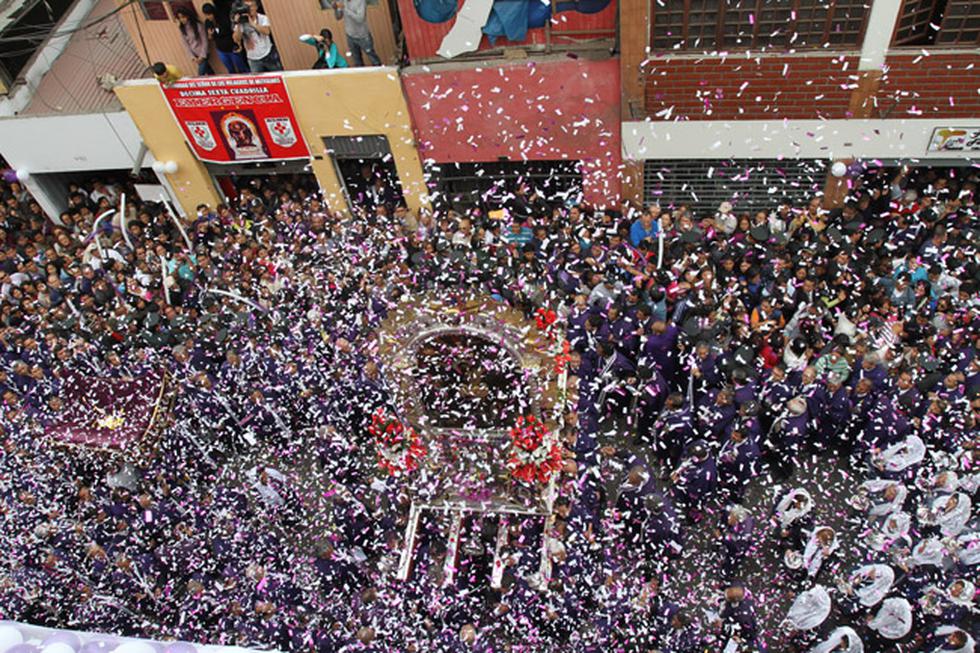 FOTOS: Fieles siguieron el recorrido del Señor de los Milagros