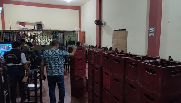 Decenas de cajas de cerveza fueron decomisadas por las autoridades.