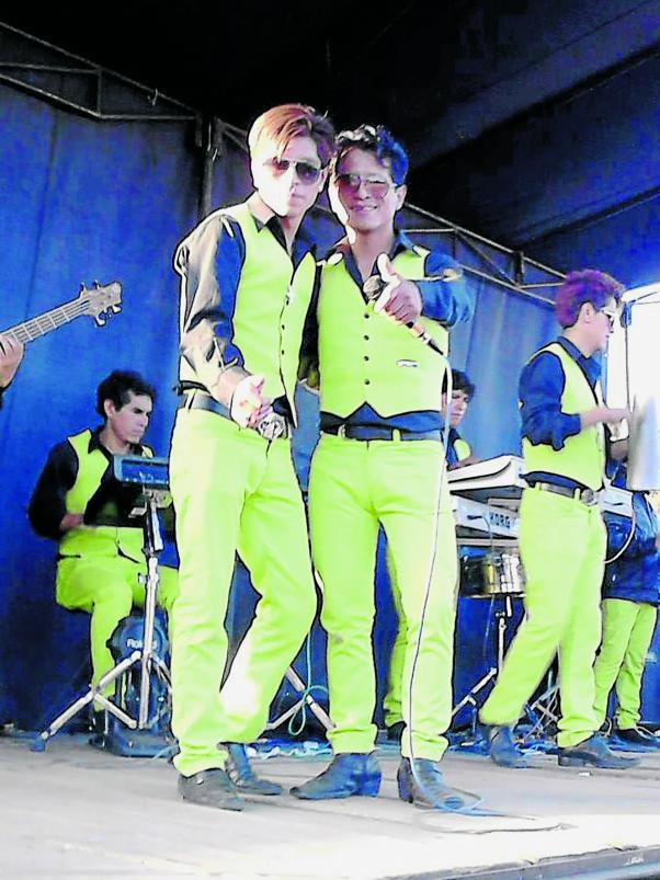 Vocalista de grupo "Lágrimas" cae de un segundo piso en pollada