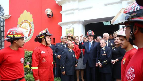 PPK promete mayor apoyo a bomberos que celebran 156 años de creación
