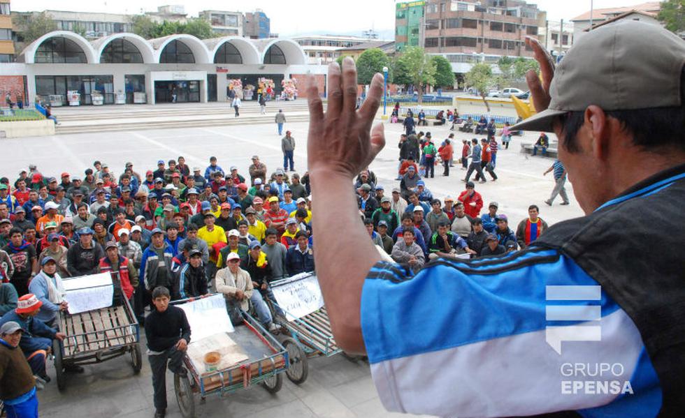Tricicleros protestan en municipio de Huancayo