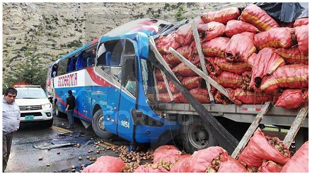 Choque entre bus y tráiler lleno de papa deja dos muertos  y una veintena de heridos