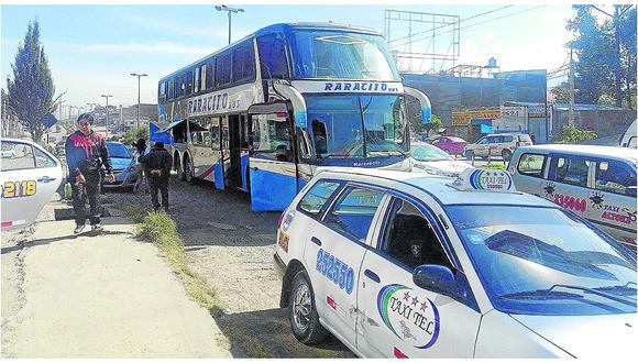 ​Buses que llegan de Lima descargan en vía principal y saturan tráfico
