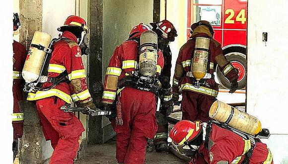 Cercado de Lima: Bomberos atienden emergencia por fuga de gas en galería