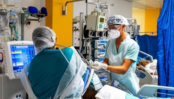 Enfermeras atienden a pacientes que padecen el nuevo coronavirus, Covid-19, en el Centro Hospitalario Universitario (CHU) de Pointe-a- Pitre, en Francia. (Foto referencial, Lara Balais / AFP).