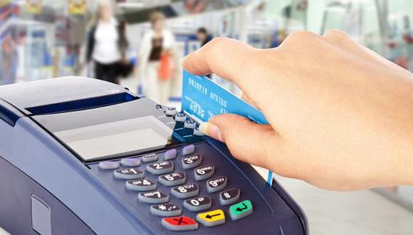 Establecimientos que cobren 5% más por pagar con tarjeta de crédito serán multadas 