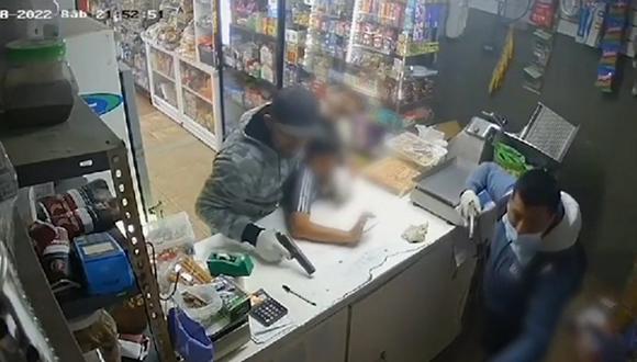 Delincuentes apuntaron con un arma a un menor de 12 años en el asalto a una tienda. (Foto: captura YouTube)