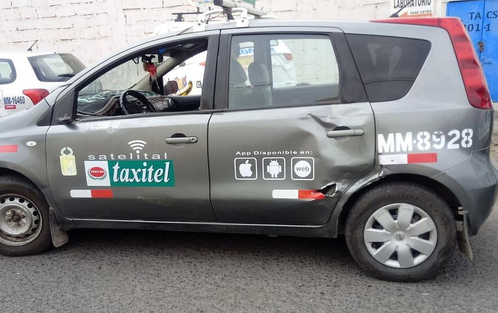 Policía motorizado se estrella contra taxi y luego paramédicos lo trasladan al hospital Unanue