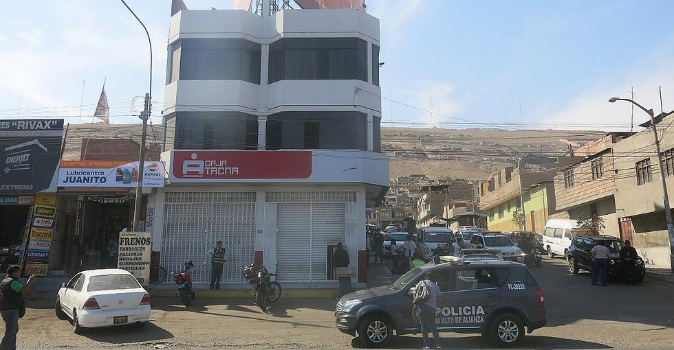 Pistoleros encapuchados roban en entidad Caja Tacna y luego fugan en una motocicleta
