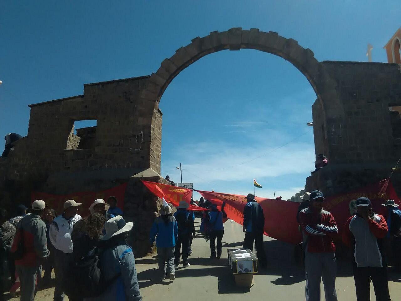 Puno: maestro se dirigen a fronteras y toman puente internacional de Desaguadero