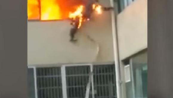 ​YouTube: Bombero se salva al lanzarse de edificio en llamas
