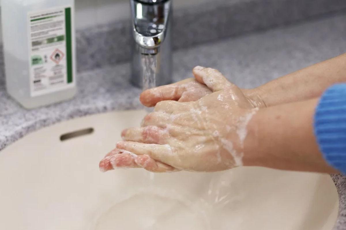 Lavarse las manos con agua y jabón ayuda a prevenir el contagio del coronavirus (Foto: AFP)