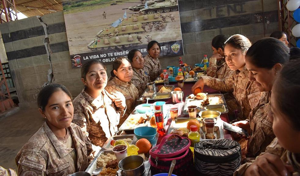 Soldados egresan de cuartel Fuerte Arica compartiendo "rancho" con sus padres y jefes del Ejército