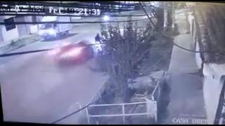 Auto que iba a excesiva velocidad atropella a anciano ciclista y se da a la fuga (VIDEO)