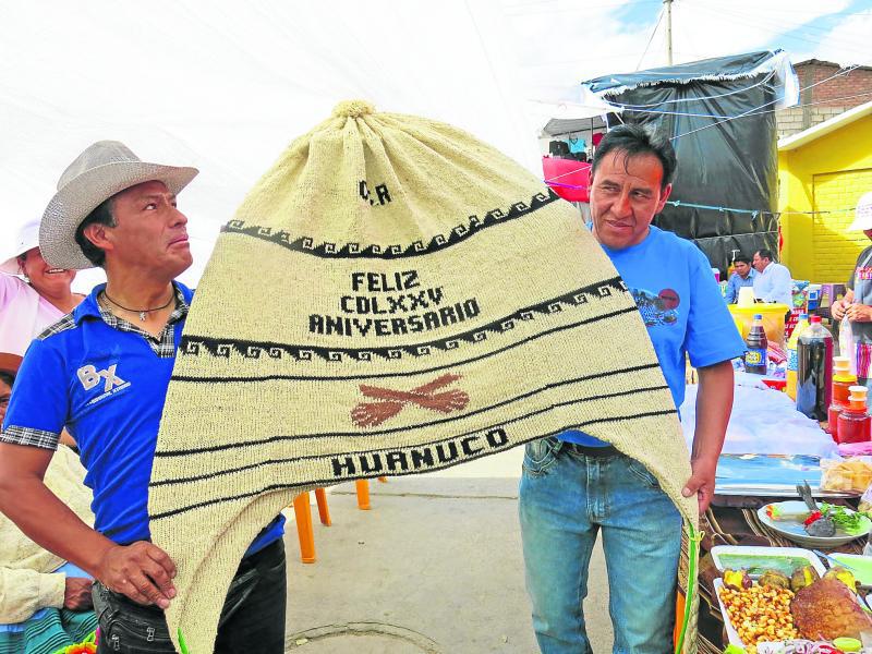 Huancas presentan  el chullo más grande en Huánuco 
