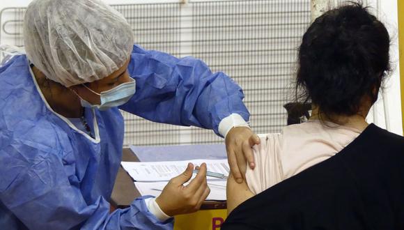 Trabajadores de la salud independientes son vacunados  contra la covid-19, en el Estadio Monumental de Núñez, en Buenos Aires (Argentina). (EFE/ Enrique García Medina).