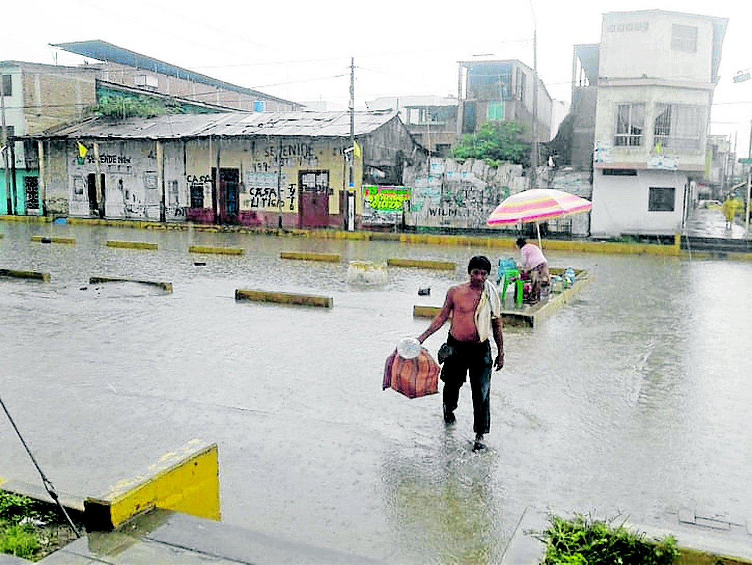 Calles de Tumbes se inundan ante ligera lluvia