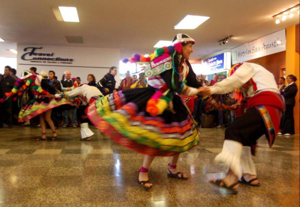 Visitantes disfrutan del centenario de Machu Picchu desde el aeropuerto