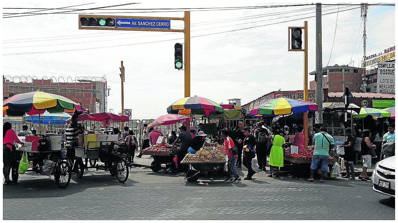 Sigue el caos alrededor del complejo de mercados de Piura