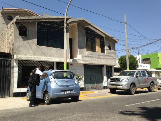 Arequipa: Roban carros de empresaria en la puerta de su casa 